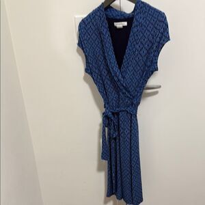 Liz Claiborne Faux Wrap Cap Sleeve Dress in Blue Geometric Pattern. Size Small